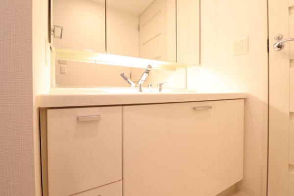 【独立洗面台】 | 【独立洗面台】三面鏡裏収納や、下部にも収納スペースありで洗面台を綺麗に保てます☆