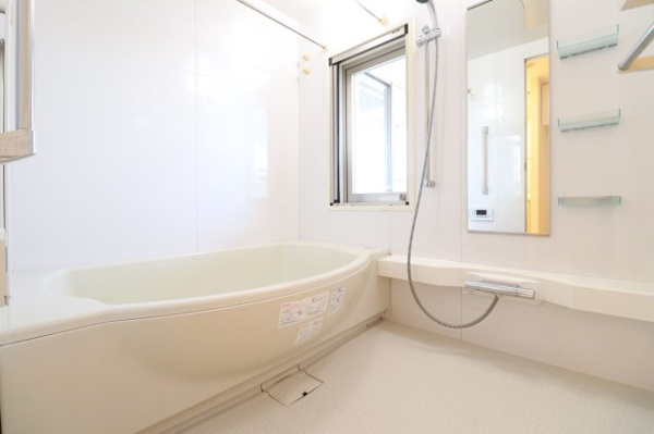 【浴室】 | 【浴室】窓があり換気しやすいお風呂！追い炊き機能完備で快適にお過ごしいただけます☆
