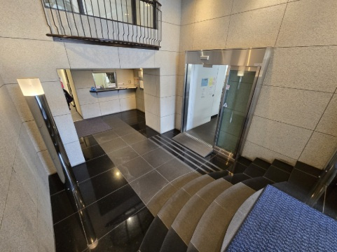 レックスアベニュー四条大宮のエントランス