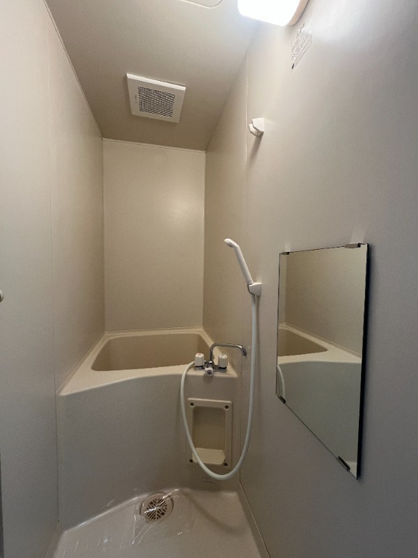 コンパクトなお風呂です。バス・トイレ別です。