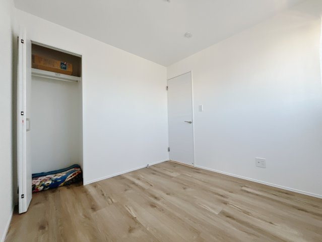 【中古戸建】伊勢崎市上泉町の洋室|■洋室｜お子様の一人部屋にピッタリな洋室。木のぬくもりを感じるフローリングは、天然木の味わいが時とともに深みを増していきます。また、傷にも強く、フリーワックスでお手入れもラクラクです♪
