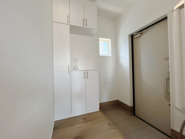 【中古戸建】伊勢崎市上泉町の玄関|■玄関｜毎日の「いってらっしゃい」や「お帰りなさい」を大切なご家族と過ごす玄関は〈使いやすさ〉を追求しております。玄関横の物入は急な来客時でもさっとお片付けできるスペースを確保しています。