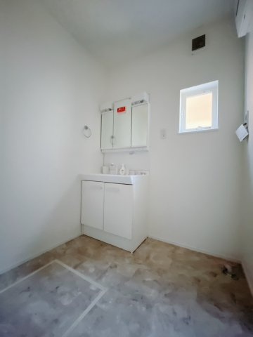 【中古戸建】伊勢崎市上泉町の独立洗面台|■洗面室｜大きな鏡で朝の身支度もラクラク♪毎日の忙しい準備が楽しくなる洗面所です(^^♪