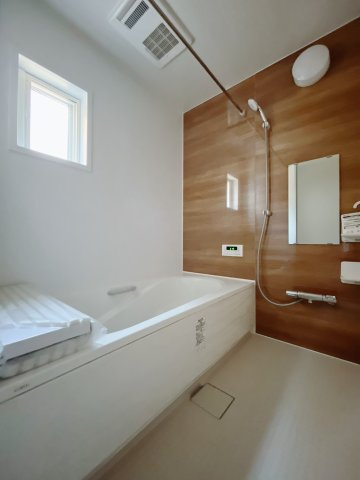 【中古戸建】伊勢崎市上泉町の浴室|■浴室｜ゆったり足を伸ばせるサイズの浴室(*＾＾*)　夜間のお洗濯や、雨の日のお洗濯に大活躍の浴室暖房乾燥機付き！お子さまとの入浴の際に嬉しいエコベンチ浴槽付きです♪
