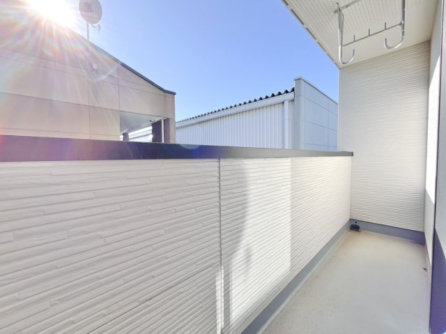 【中古戸建】伊勢崎市上泉町のバルコニー|■バルコニー｜あたたかな陽のひかりを浴びることのできるバルコニー。お洗濯物やお布団を干せば、家族みんなが気持ちよく暮らすことができます(*^^*)