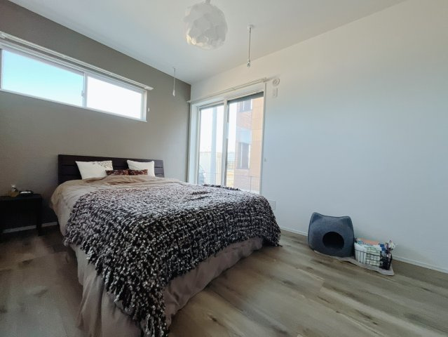 【中古戸建】伊勢崎市上泉町の寝室|■主寝室｜お洒落なアクセントカラーが入っているので、シックな雰囲気になっております。落ち着いた雰囲気で夜はよく眠れそうですね