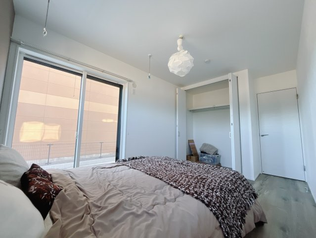 【中古戸建】伊勢崎市上泉町の寝室|■主寝室｜広い寝室ならインテリアも自由自在にお楽しみいただけます♪お外から帰ってきた後は寝室でゆっくり自分の時間をお過ごしください。