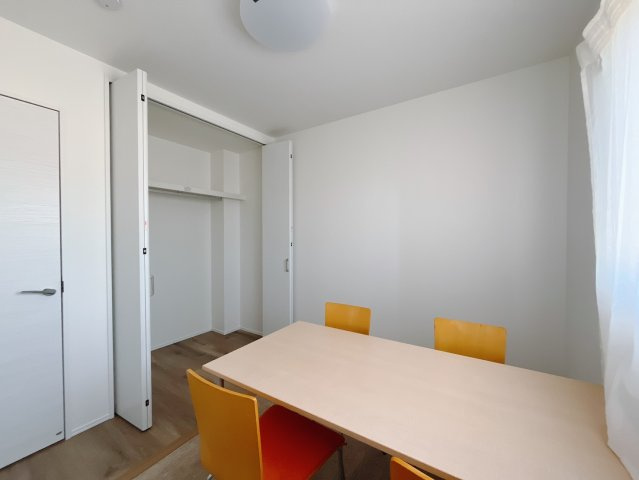 【中古戸建】伊勢崎市上泉町の洋室|■洋室｜各居室には収納をご用意しています♪常にお部屋を綺麗に保てます！小さなお子様も自然とお片付けができるようになるのでうれしいですよね！