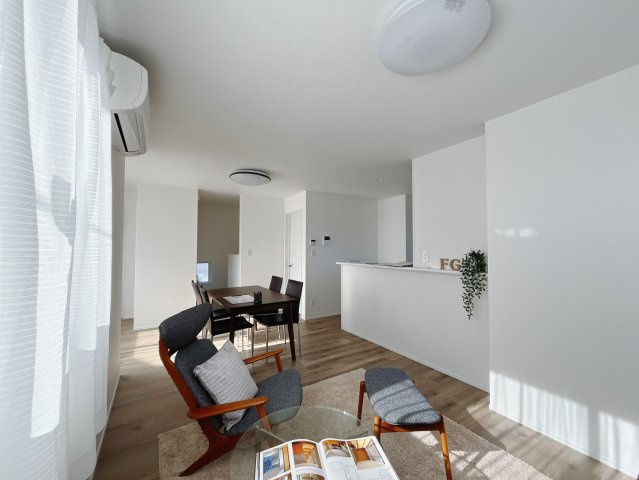 【中古戸建】伊勢崎市上泉町の居間・リビング|■リビング｜窓から射し込む陽射しが縦横に広がり、あたたかな空間が形づくられています。ここはご家族の笑顔集まる憩いの空間です( ＾＾ )