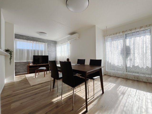 【中古戸建】伊勢崎市上泉町の居間・リビング|■リビング｜陽当たり良好のリビングダイニング♪賃貸では叶わなかった、お友達とのホームパーティや大音量で映画やテレビを楽しむことができます(*^^*)