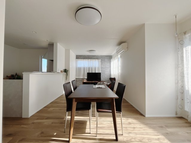 【中古戸建】伊勢崎市上泉町の居間・リビング|■リビング｜落ち着きのある表情を見せるリビングダイニング。太陽の光がたっぷり差し込むリビングは、自然とご家族が集まる居心地の良い空間です。