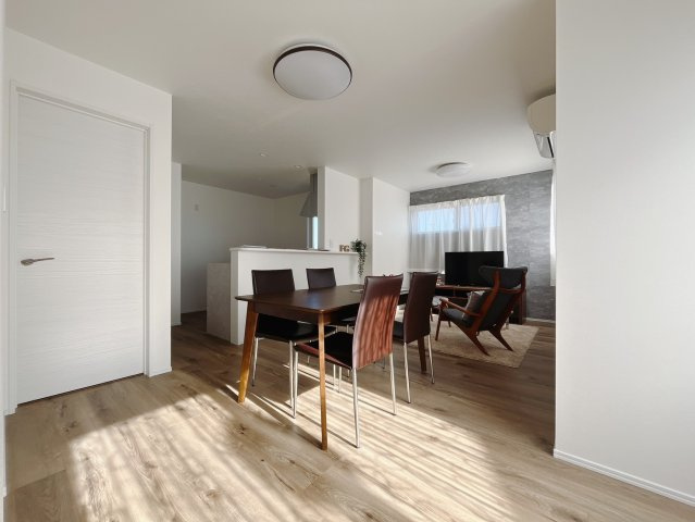 【中古戸建】伊勢崎市上泉町の居間・リビング|■リビング｜ご家族団らんの時間をゆっくり過ごせるＬＤＫ。2階にリビングがあるため日当たりが良く、プライベート感があるのでカーテンや窓を開ける事でき、一層と開放感です(♪