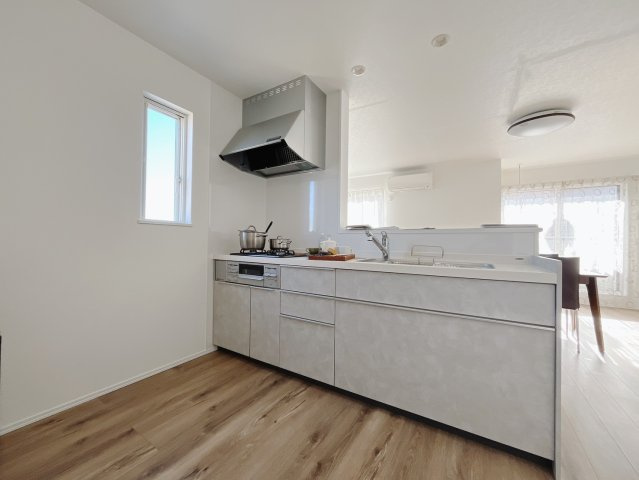 【中古戸建】伊勢崎市上泉町のキッチン|■キッチン｜ワークトップの幅が広く、お子様といっしょにお料理をつくったり、ちょっとしたパーティーも楽しめます。フラットなのでお掃除がしやすいのもポイントです♪