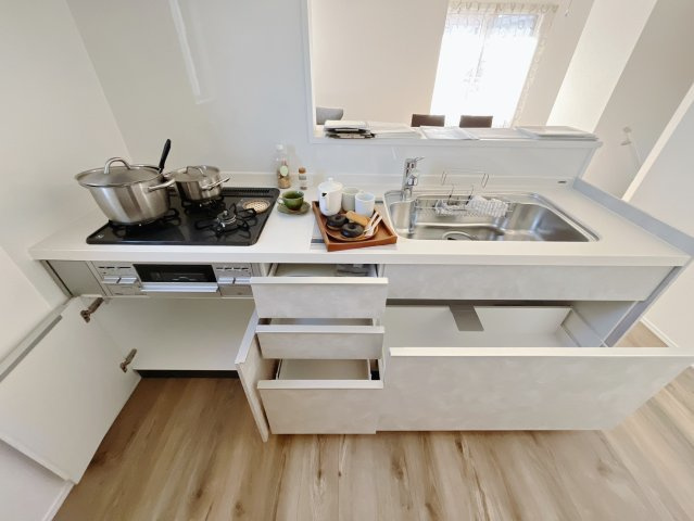 【中古戸建】伊勢崎市上泉町のキッチン|■キッチン｜全スライド式収納キッチン♪お皿や鍋の出し入れもラクラクです（＾＾）！
