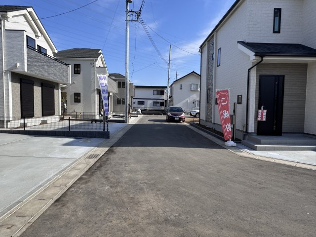松戸市栗ケ沢新築戸建【栗ケ沢小学校：10分】の前面道路含む現地写真|南側前面道路