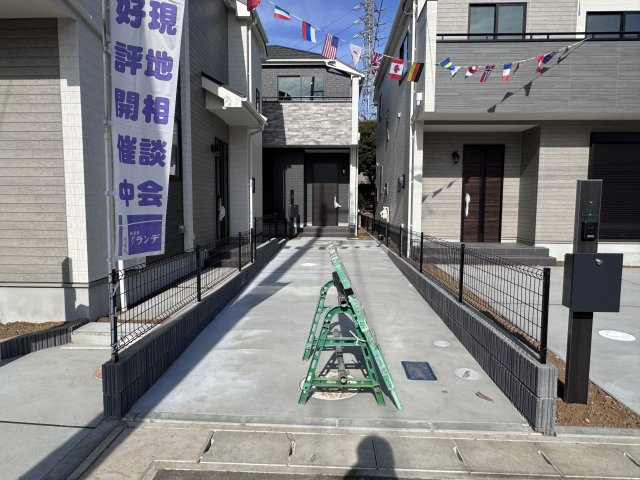 松戸市栗ケ沢新築戸建【栗ケ沢小学校：10分】の駐車場|A号棟駐車スペース・縦列２台駐車可
