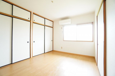 【寝室】 | エクセレントわらび | ※同物件・反転タイプの写真です。