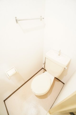 【トイレ】 | エクセレントわらび | ※同物件・反転タイプの写真です。