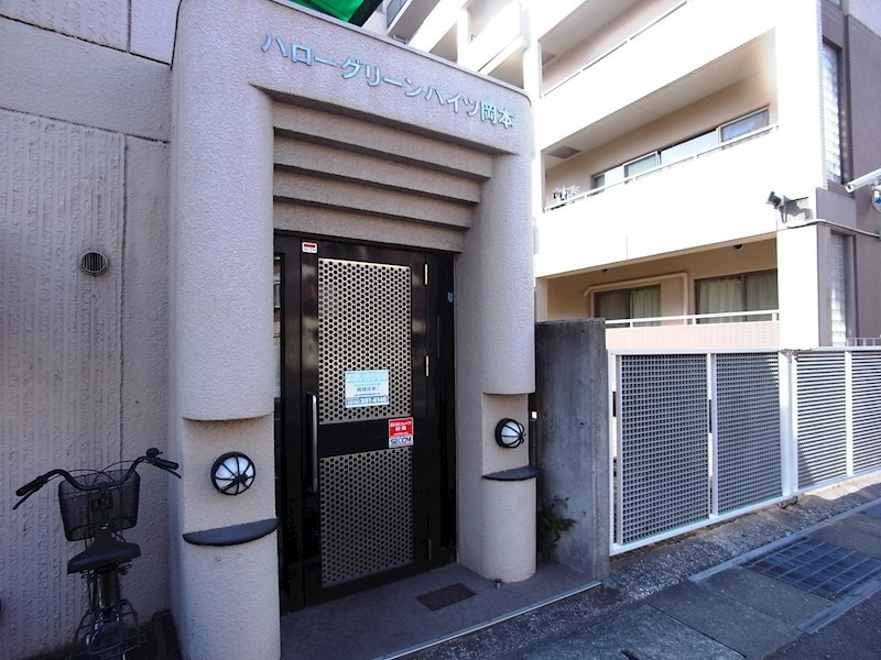 ハローグリーンハイツ岡本のエントランス