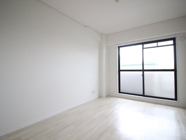 石屋川ロイヤルハイツの居間・リビング