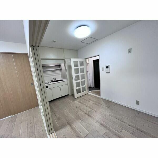 ロイヤルハイツ新宿御苑の居間・リビング