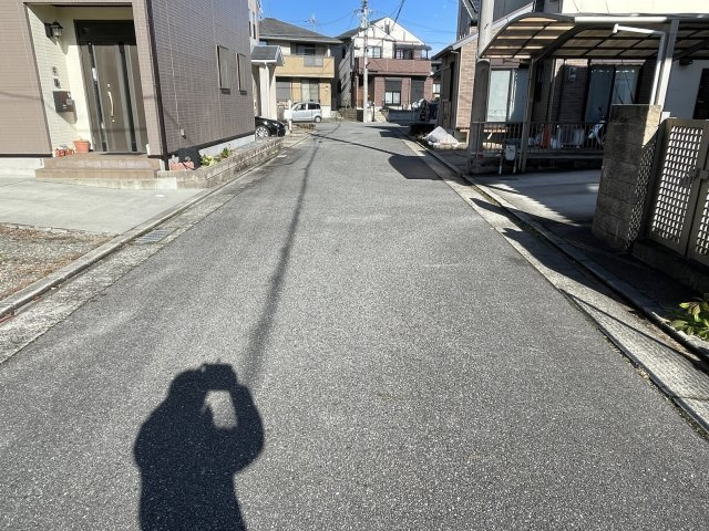 丹波篠山市東岡屋の中古一戸建の前面道路含む現地写真