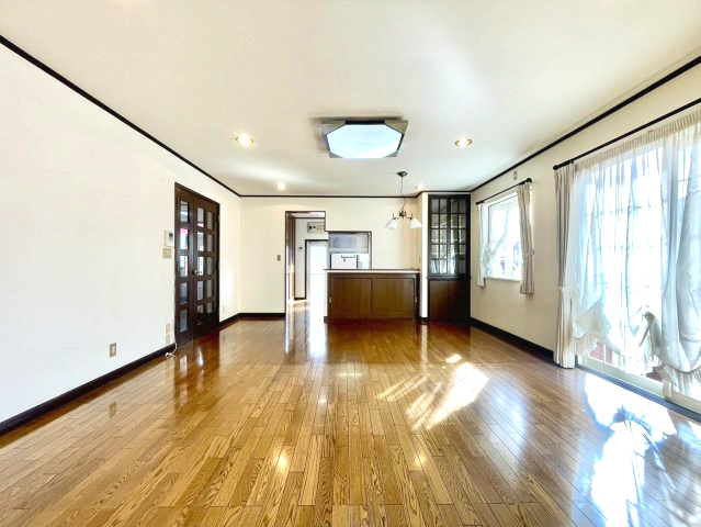 コンクリ外構済10台駐車×防音室の家×大型5SLDKの希少物件の居間・リビング