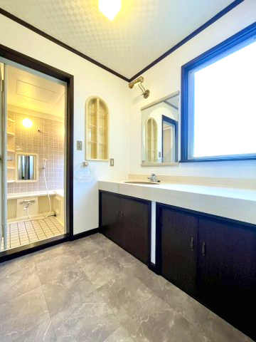 コンクリ外構済10台駐車×防音室の家×大型5SLDKの希少物件の洗面所|スペースが確保できる洗面所です