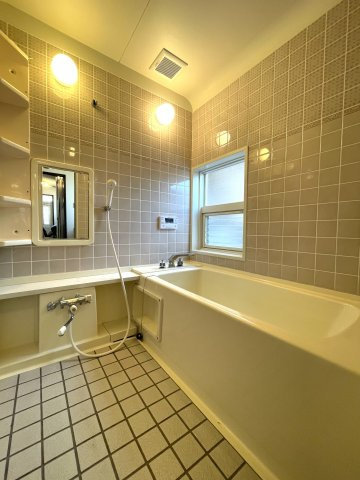 コンクリ外構済10台駐車×防音室の家×大型5SLDKの希少物件の浴室|落ち着いた空間のお風呂です