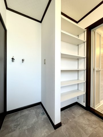 コンクリ外構済10台駐車×防音室の家×大型5SLDKの希少物件の脱衣所|脱衣場には収納、洗濯置き場がございます