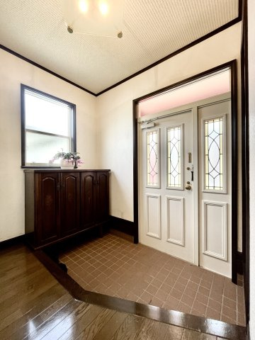 コンクリ外構済10台駐車×防音室の家×大型5SLDKの希少物件の玄関|玄関です