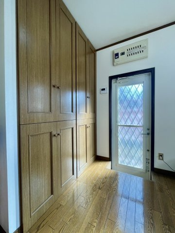 コンクリ外構済10台駐車×防音室の家×大型5SLDKの希少物件のキッチン|キッチンにも大容量の収納がございます。勝手口もございます