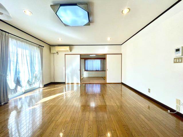 コンクリ外構済10台駐車×防音室の家×大型5SLDKの希少物件の居間・リビング|ゆったりとしたリビングです