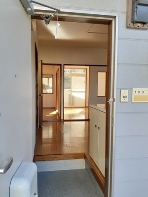 【玄関】 | グリーンヒルＢ | 明るい玄関です