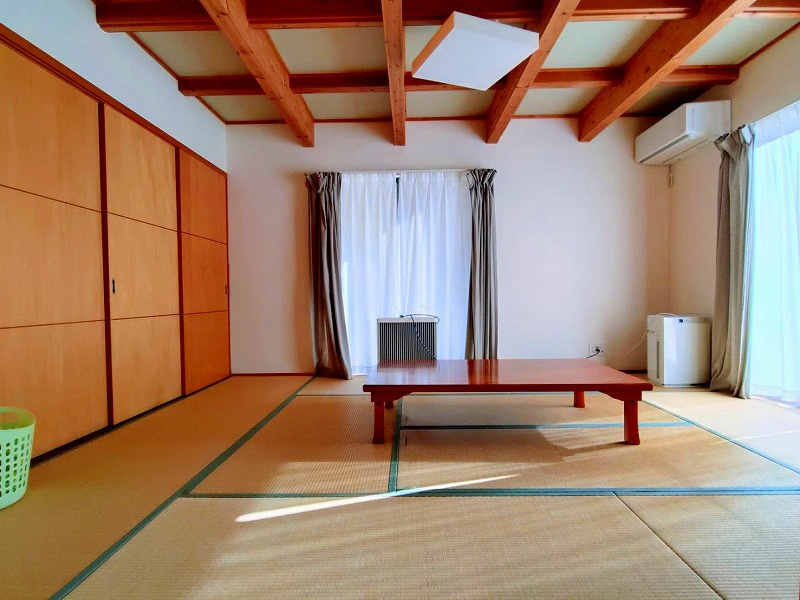 伯耆町長山中古戸建の和室|和室10帖となっております〇
むき出しの梁がとても美しい1室となっております♪