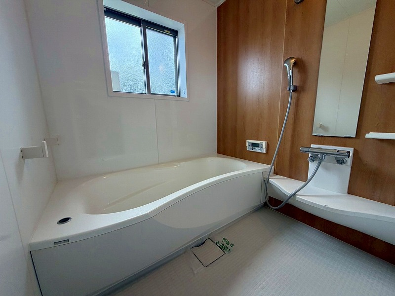 伯耆町長山中古戸建の浴室|浴室となります。
綺麗に使用されております〇