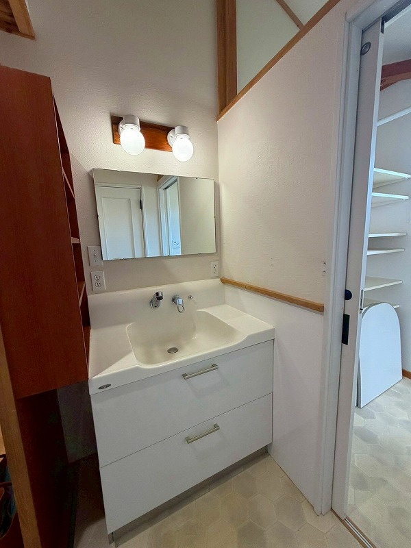 伯耆町長山中古戸建の独立洗面台|洗面台となります。
綺麗に使用されております〇