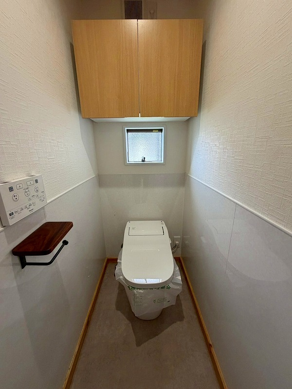伯耆町長山中古戸建のトイレ|トイレになります。
収納スペースもございます。