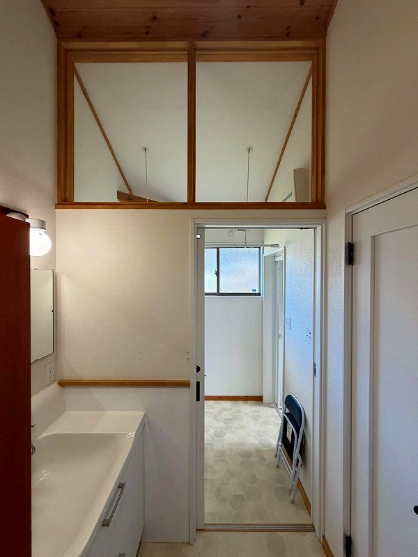 伯耆町長山中古戸建の独立洗面台|洗面室及び脱衣室になります。