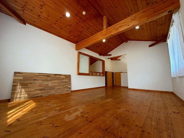 伯耆町長山中古戸建の洋室|2F多目的室となっております。
陽当たりも良いお部屋となっております。
