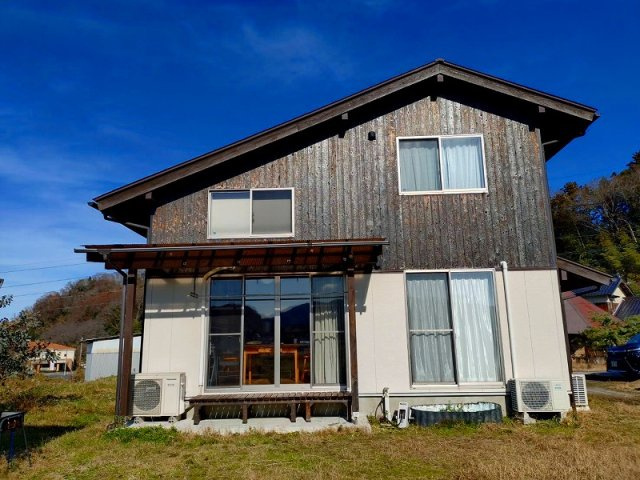 伯耆町長山中古戸建の外観|屋根付きテラスもございます〇
外壁は伝統的な焼杉が使用されており、風合いが魅力的です♪