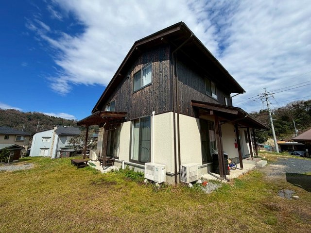 伯耆町長山中古戸建の外観|建物外観になります。
駐車スペースも十分にございます〇