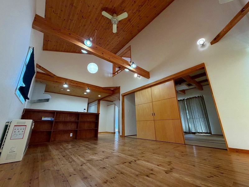 伯耆町長山中古戸建の居間・リビング|リビングになります。
剝き出しの梁がとても美しいです。
