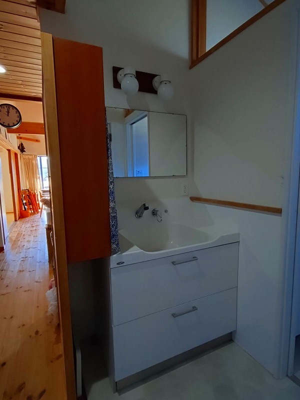 伯耆町長山中古戸建の洗面所|洗面台となります。
綺麗に使用されております〇