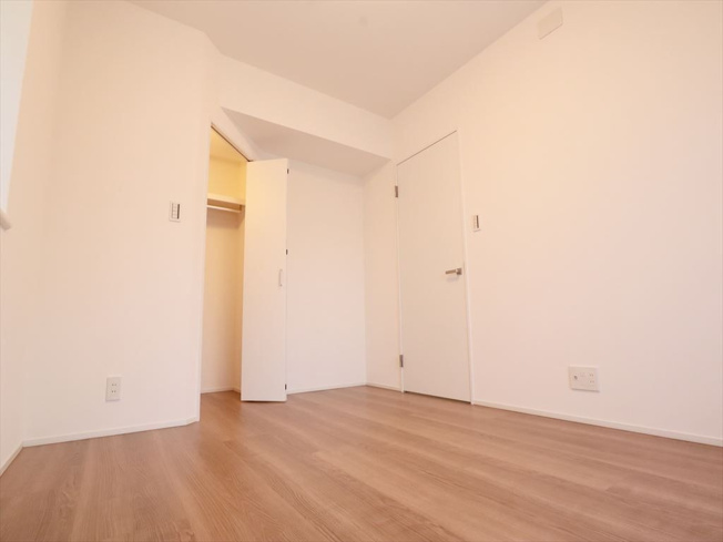 【洋室】 | エイリックタウン箱崎公園ファミリア ＥＡＳＴ | 6.5帖の洋室。ウォークインクローゼットが設けられているため、居住スペースは広くお使いいただけます