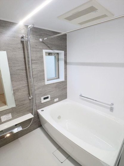 【浴室】 | エイリックタウン箱崎公園ファミリア ＥＡＳＴ | 雨の日でも洗濯に困らない浴室乾燥機、いつでも温かいお風呂に入れる追い焚き機能付きのバスルームです