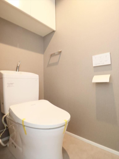 【トイレ】 | エイリックタウン箱崎公園ファミリア ＥＡＳＴ | 冬は便座も温水も温かく快適なシャワー付トイレ。上部には収納を設置！