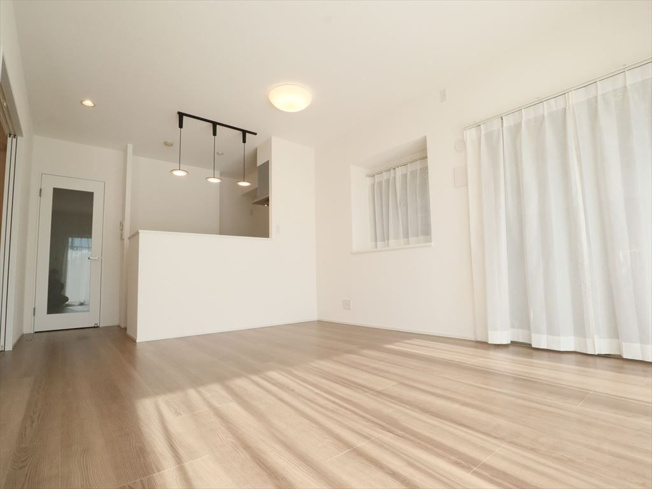 【居間・リビング】 | エイリックタウン箱崎公園ファミリア ＥＡＳＴ | テラスに面した広いLDKは約17帖ありとっても開放的です。ソファやTVを置いてもゆとりがあります