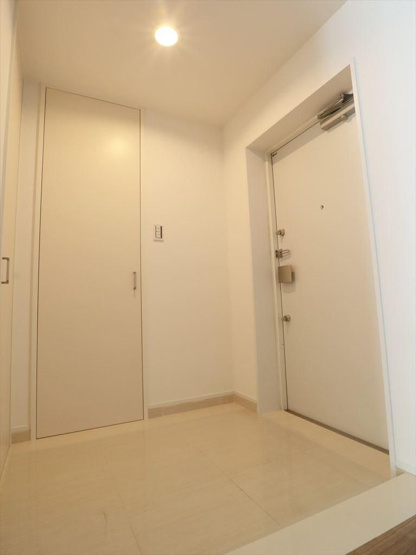 【玄関】 | エイリックタウン箱崎公園ファミリア ＥＡＳＴ | 大容量のシューズインクローゼット付で玄関はいつもスッキリと保つことができます