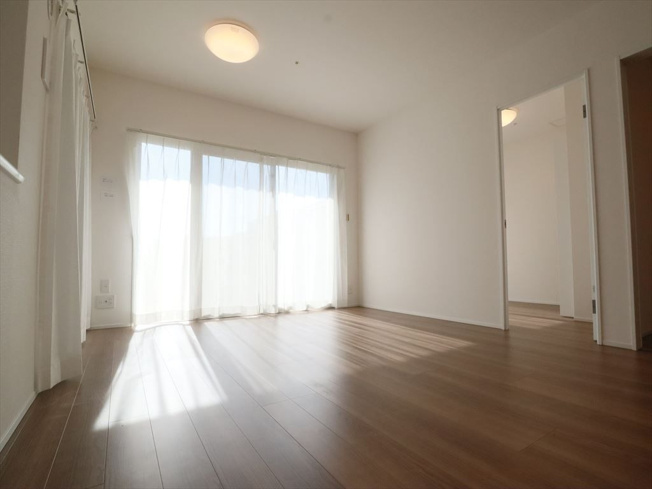 【居間・リビング】 | エイリックタウン箱崎公園ファミリア ＥＡＳＴ | 大きな窓のあるLDKは明るさたっぷり。食事のときも、くつろぎの時間も楽しい家族の時間をすごせそうです